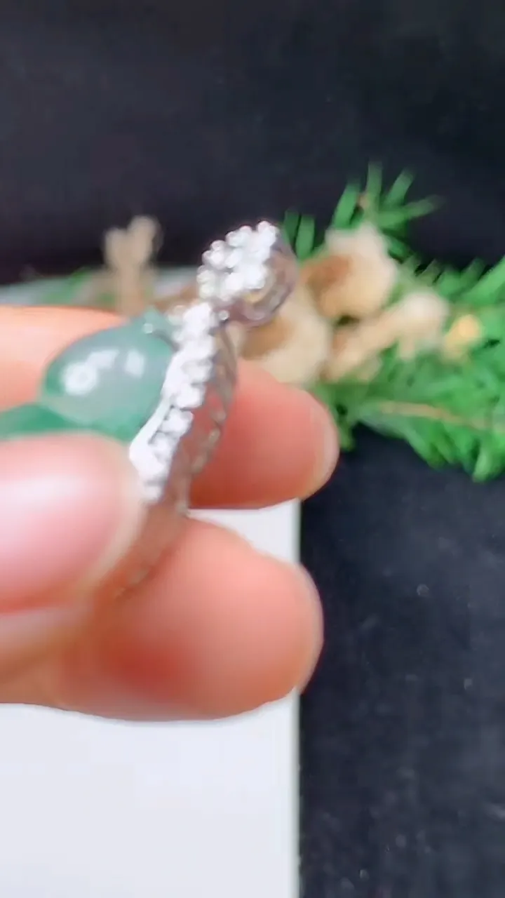 天然A货翡翠葫芦吊坠，尺寸29.4-17.2-11.3，裸石17.4-13.5，重量:4.00g
10月14日