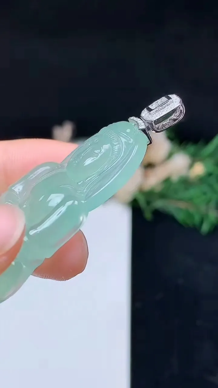 天然A货翡翠观音菩萨吊坠，尺寸46.3-29.3-5.6，重量:15.54g
10月14日