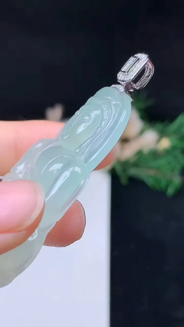 天然A货翡翠白冰观音菩萨吊坠，尺寸50.5-33-5.8，重量:18.60g
10月14日