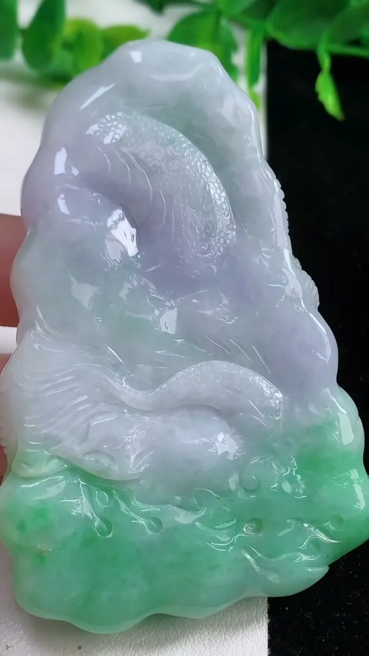 天然A货翡翠龙牌吊坠，尺寸77-48.5-12，重量:79.68g
10月14日