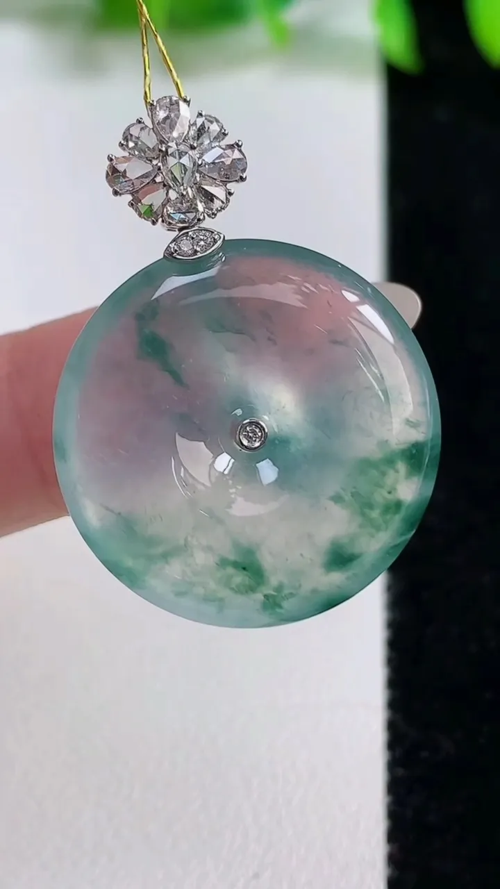 天然A货翡翠种飘花平安扣吊坠，尺寸25-5.7，重量:8.41g
10月14日