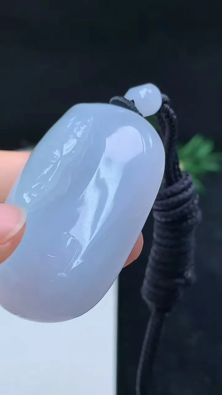 天然A货翡翠白冰一念之间吊坠，尺寸48.5-36.6-12.6，重量:54.00g
10月14日