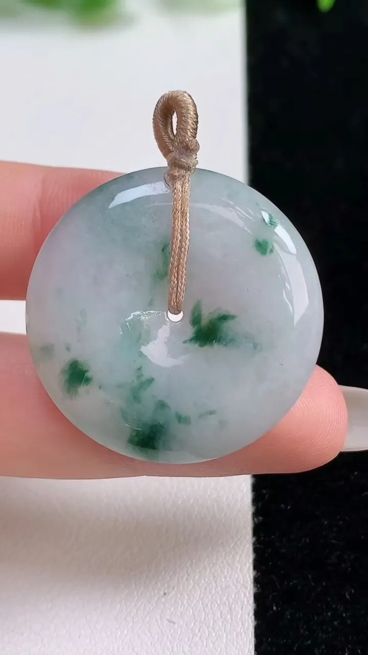 天然A货翡翠冰种飘花平安扣吊坠，尺寸31.3-5.5，重量:12.40g
10月14日