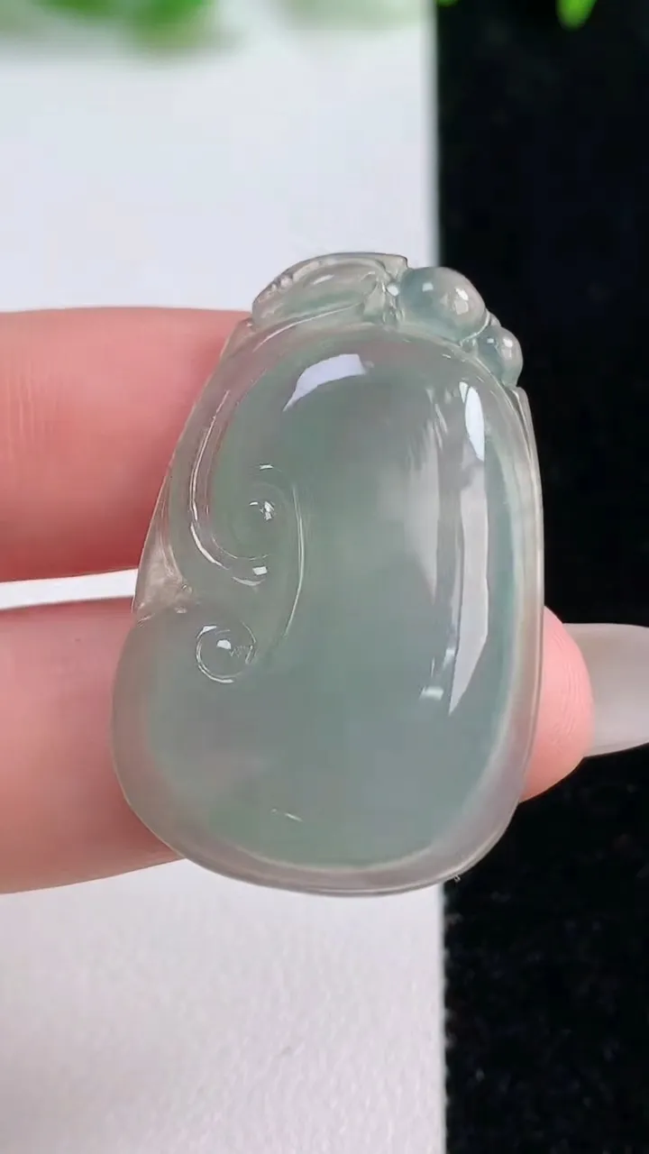天然A货翡翠如意吊坠，尺寸34.5-22.2-5.3，重量:6.35g
10月14日