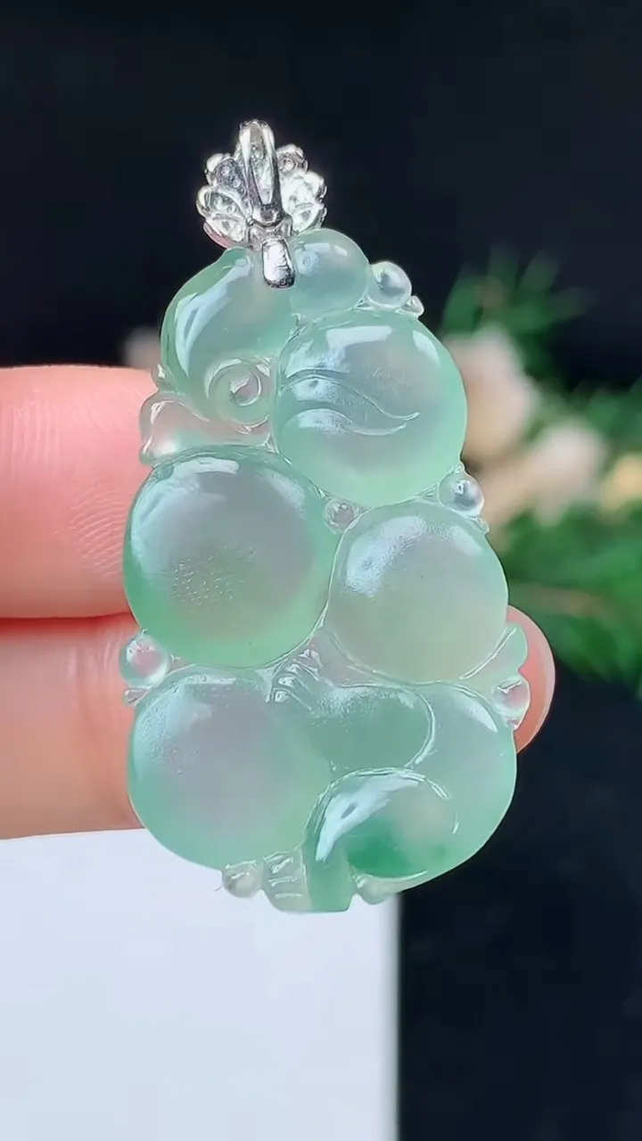 天然A货翡翠生肖猴吊坠，尺寸34.8-21.2-5.2，重量:7.15g
10月14日