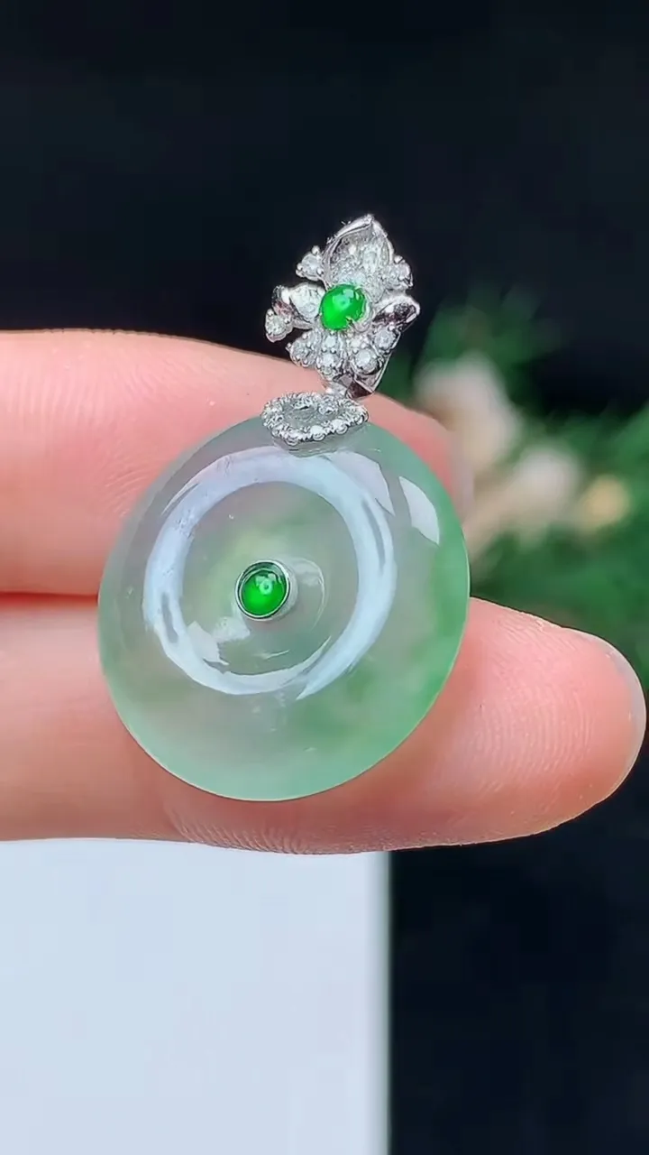 天然A货翡翠平安扣吊坠，尺寸19.4-5.6，重量:5.00g
10月14日