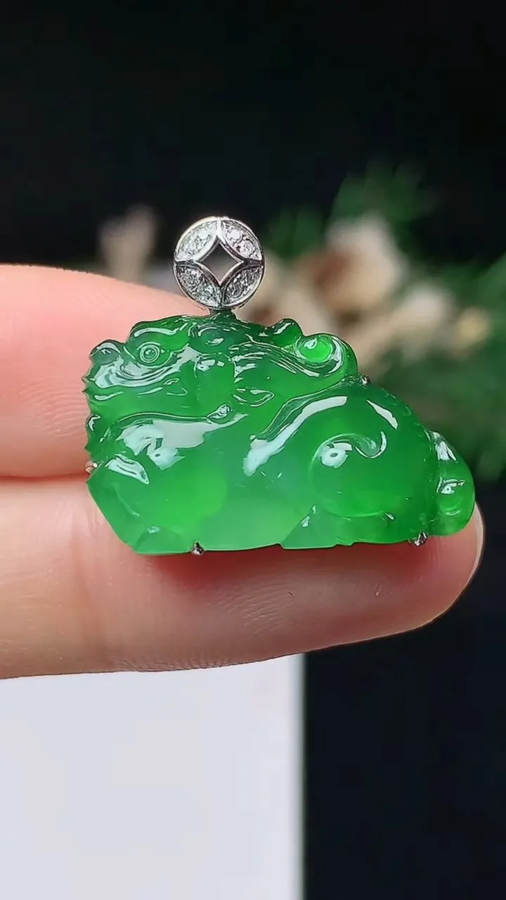 天然A货翡翠麒麟牌吊坠，尺寸14.7-23.6-6.3，重量:4.70g
10月14日