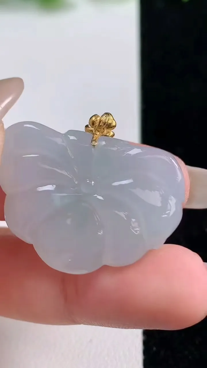 天然A货翡翠种白冰莲花吊坠，尺寸23.2-30.6-10，重量:11.04g
10月14日