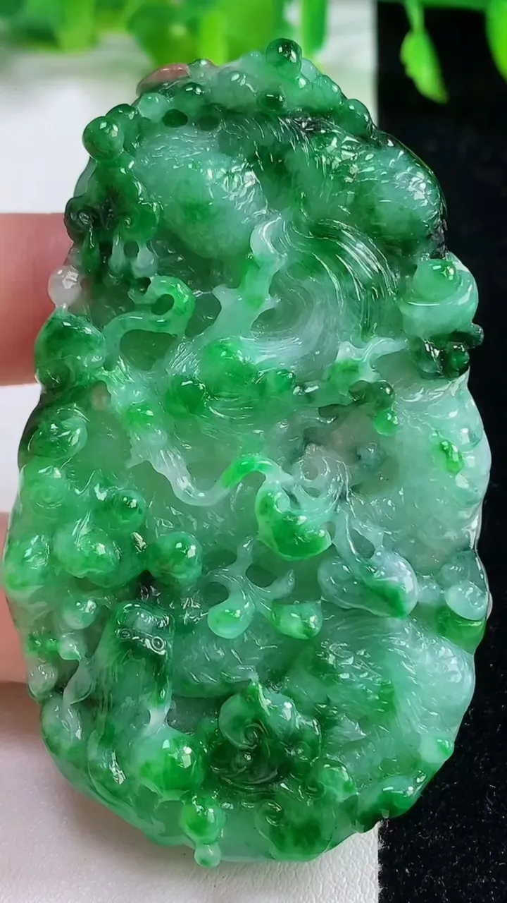 天然A货翡翠龙牌吊坠，尺寸70-41.7-7，重量:41.67g
10月14日