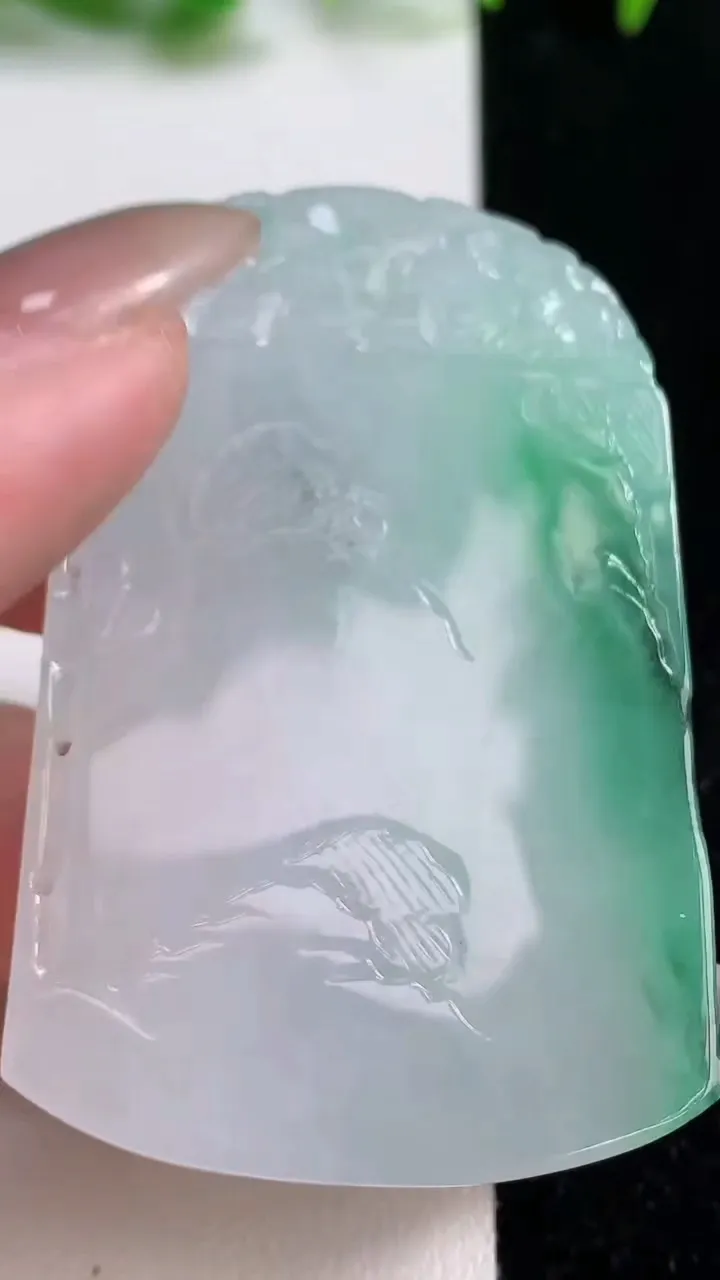 天然A货翡翠山水牌吊坠，尺寸58.4-38-6.9，重量:35.60g
10月14日