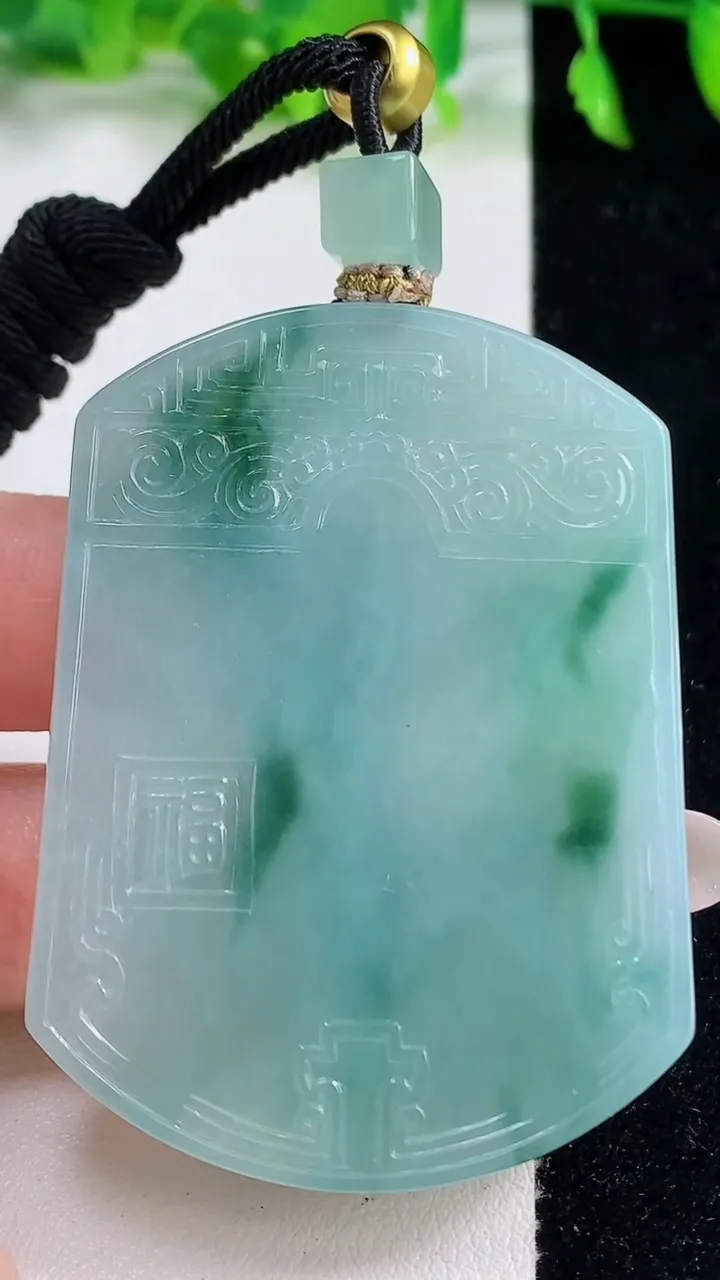 天然A货翡翠种飘花仿古无事牌吊坠，尺寸54.8-40.8-6，重量:41.07g
10月14日
