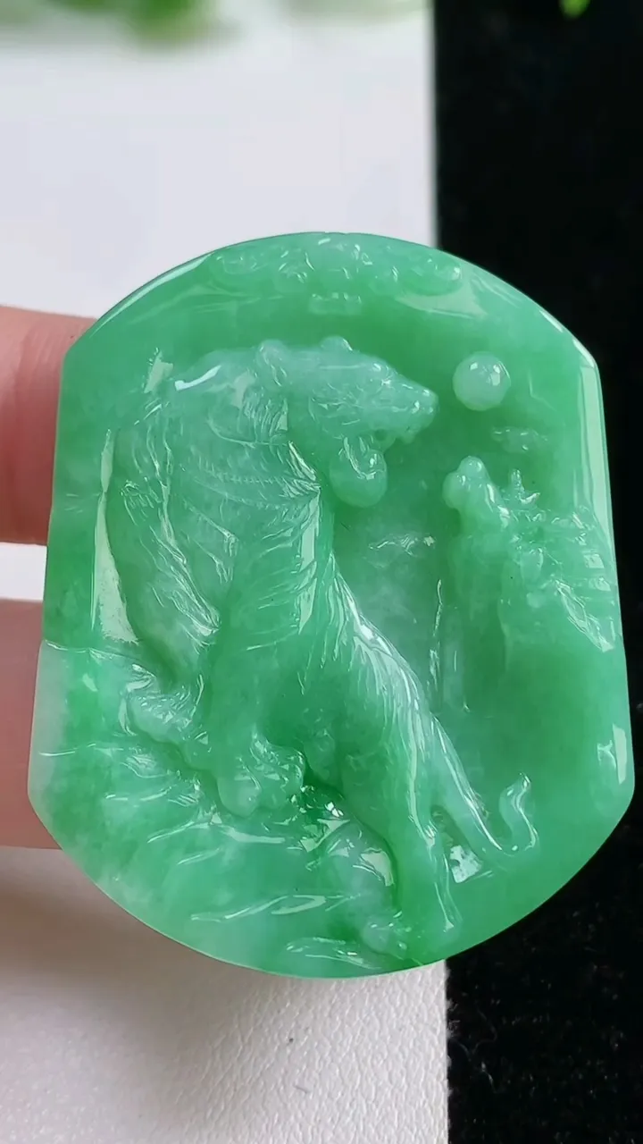 天然A货翡翠生肖虎 虎牌吊坠，尺寸45.5-35.5-5，重量:19.14g
10月14日