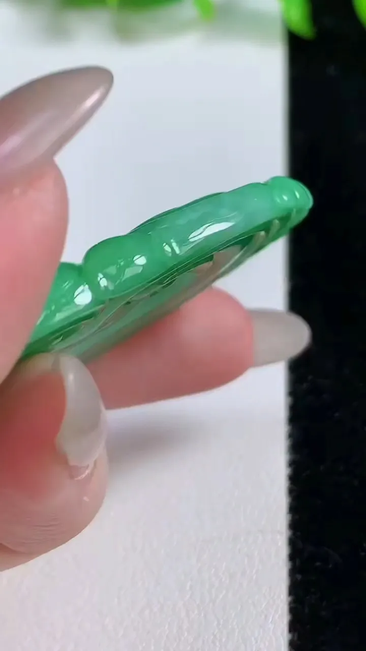 天然A货翡翠如意吊坠，尺寸48-33.2-6.2，重量:21.09g
10月14日