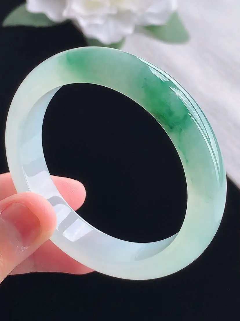 a货翡翠老坑冰种飘花正装正圈手镯50-51小圈口 尺寸50×11.2×7.2mm 重量42.60g 