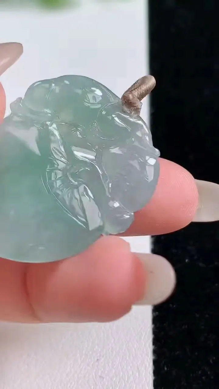 天然A货翡翠寿桃吊坠，尺寸32-26.4-5.7，重量:8.69g
10月14日