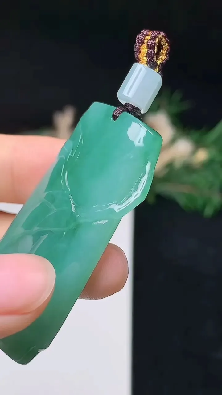 天然A货翡翠节节高升 竹节吊坠，尺寸47.6-25.4-5.4，重量:19.25g
10月14日