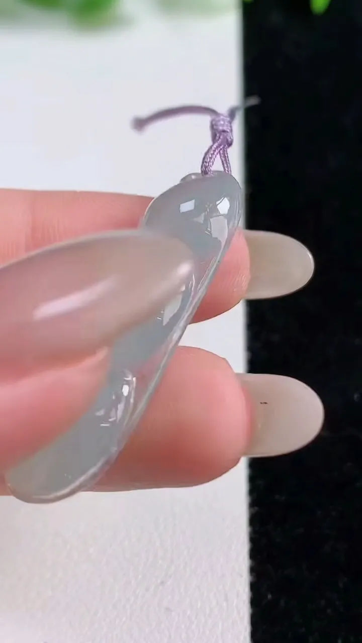 天然A货翡翠福豆吊坠，尺寸35.2-15.3-5.5，重量:4.98g
10月14日