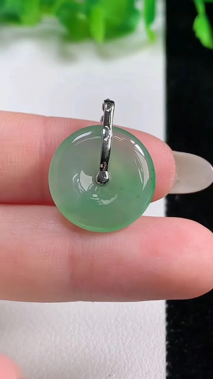 天然A货翡翠平安扣吊坠，尺寸16.8-3，重量:2.55g
10月14日