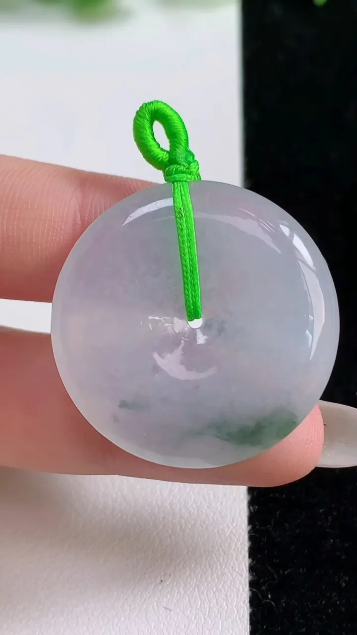 天然A货翡翠冰种飘花平安扣吊坠，尺寸31.2-4.9，重量:10.28g
10月14日