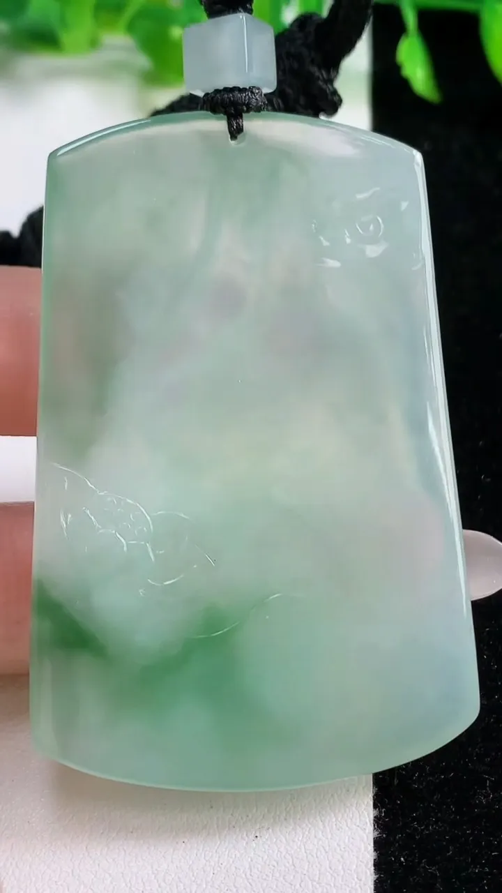 天然A货翡翠普贤菩萨吊坠，尺寸63.3-40.7-6.8，重量:39.44g
10月14日