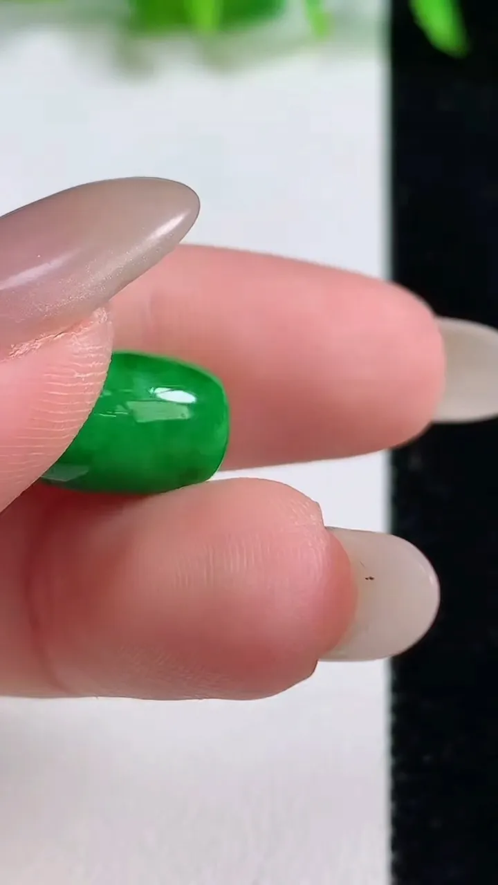 天然A货翡翠路路通吊坠，尺寸12.6-9，重量:2.30g
10月14日