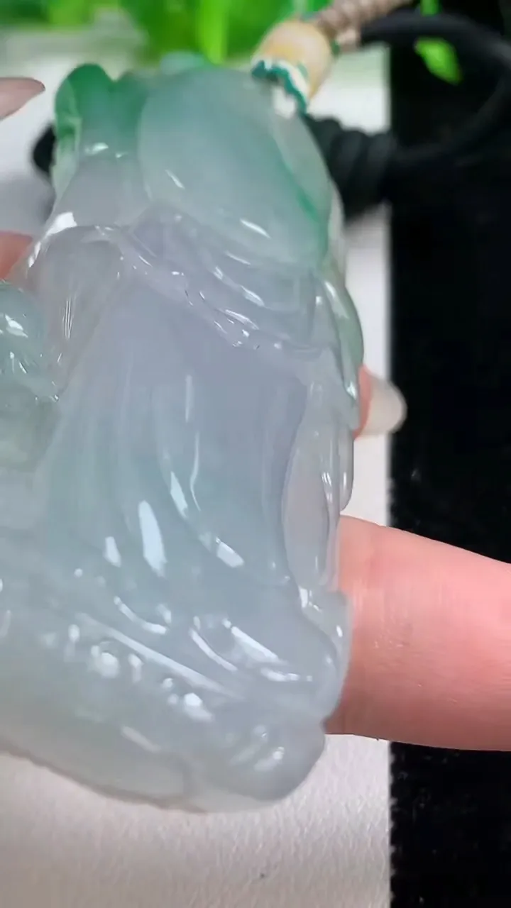 天然A货翡翠虚空藏菩萨吊坠，尺寸75-37.7-10.3，重量:51.44g
10月14日