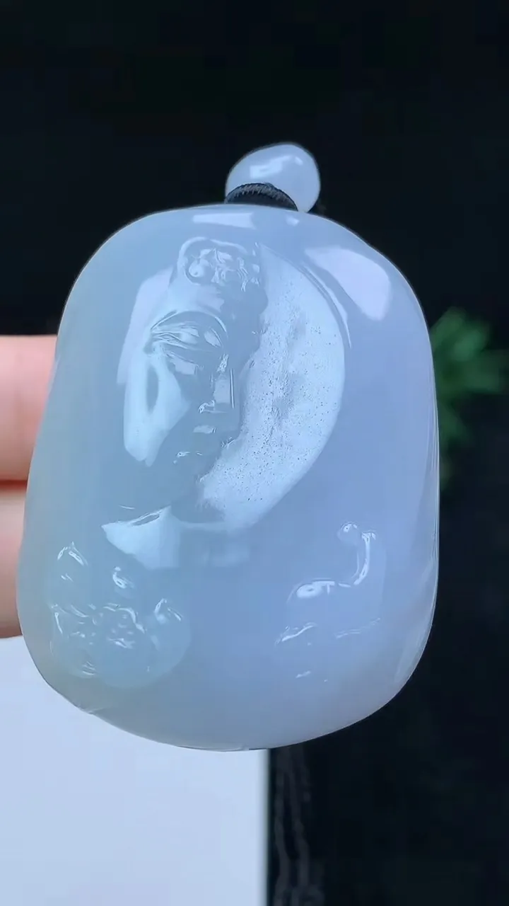 天然A货翡翠白冰一念之间吊坠，尺寸48.5-36.6-12.6，重量:54.00g
10月14日