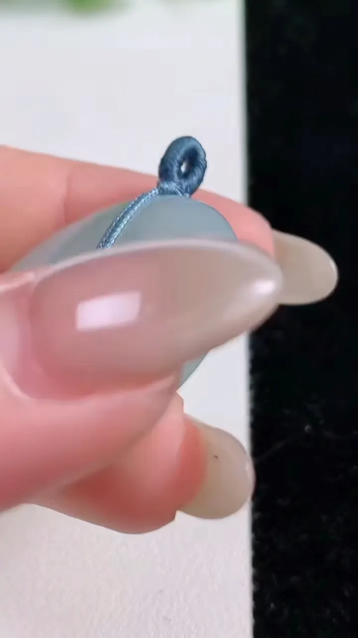 天然A货翡翠平安扣吊坠，尺寸31.8-5，重量:11.35g
10月14日