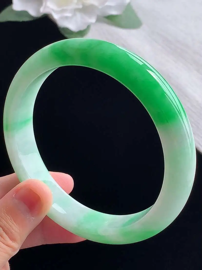 a货翡翠老坑冰种飘绿正装正圈手镯64-65大圈口  尺寸64.8×12.3×8.6mm 重量71.9