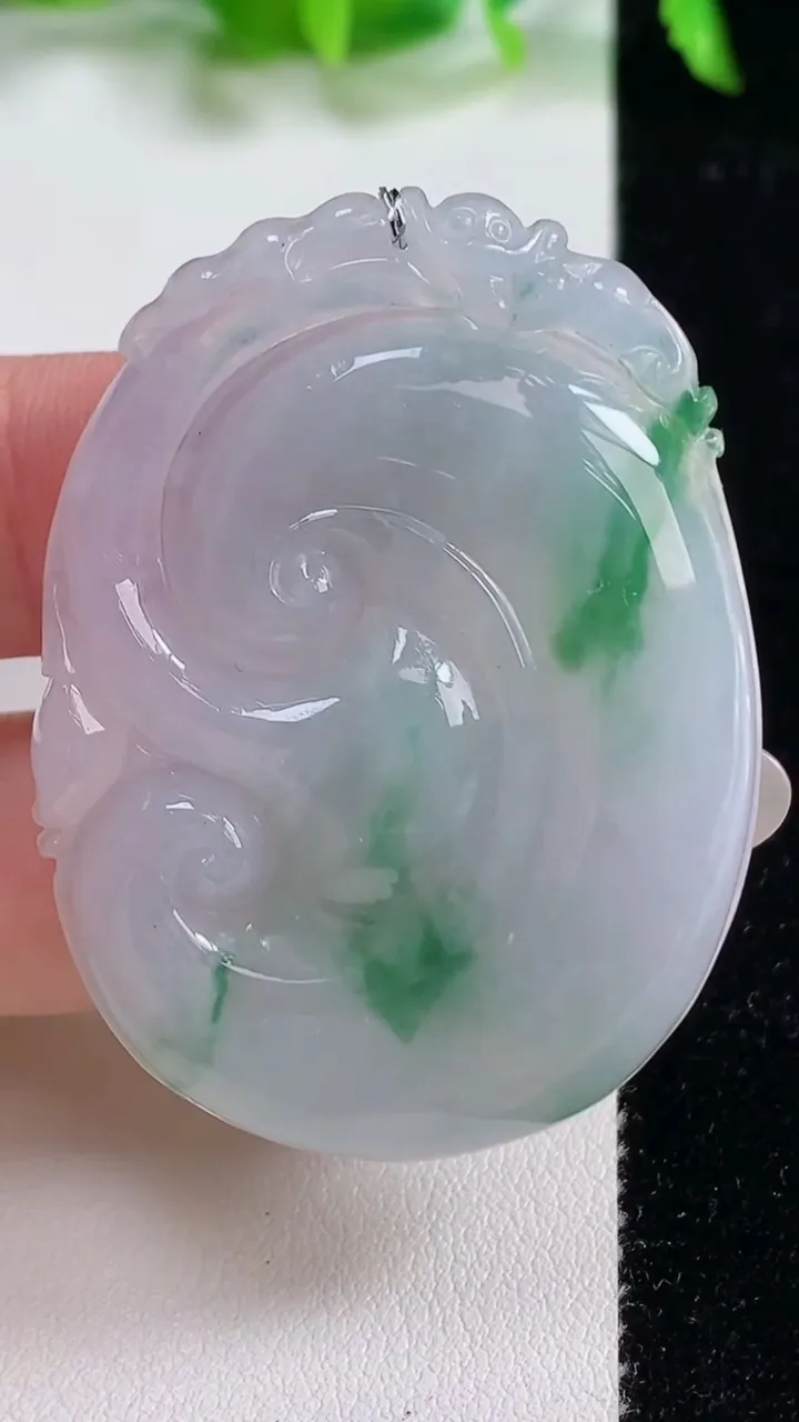 天然A货翡翠如意吊坠，尺寸48.2-37-6.2，重量:19.19g
10月14日