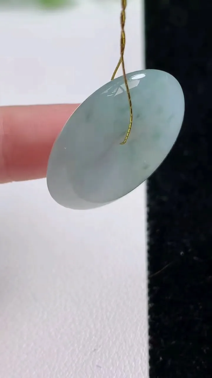 天然A货翡翠冰种飘花平安扣吊坠，尺寸28-5.6，重量:9.81g
10月14日
