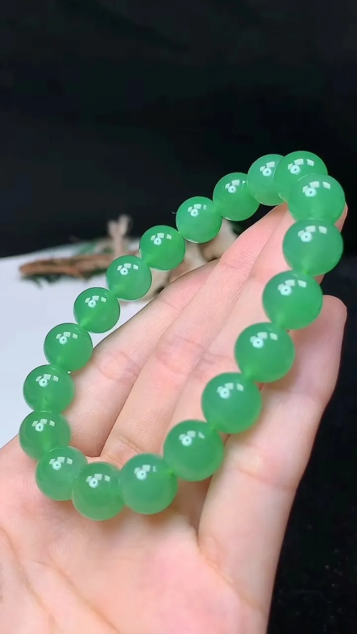 天然A货翡翠圆珠手串，尺寸10.2-19颗，重量:36.42g10月14日
工厂直销收藏佳品,种好水足，色泽均匀，有种有色，上手高大气！