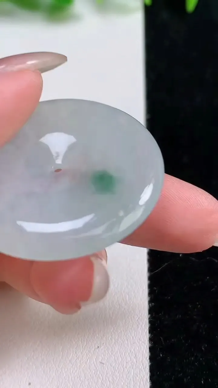 天然A货翡翠冰种飘花平安扣吊坠，尺寸36-5.4，重量:15.11g
10月14日