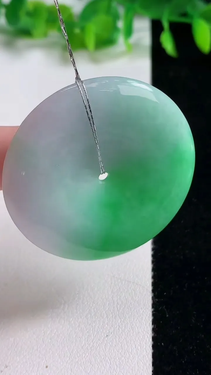 天然A货翡翠平安扣吊坠，尺寸42.6-5.8，重量:22.25g
10月14日