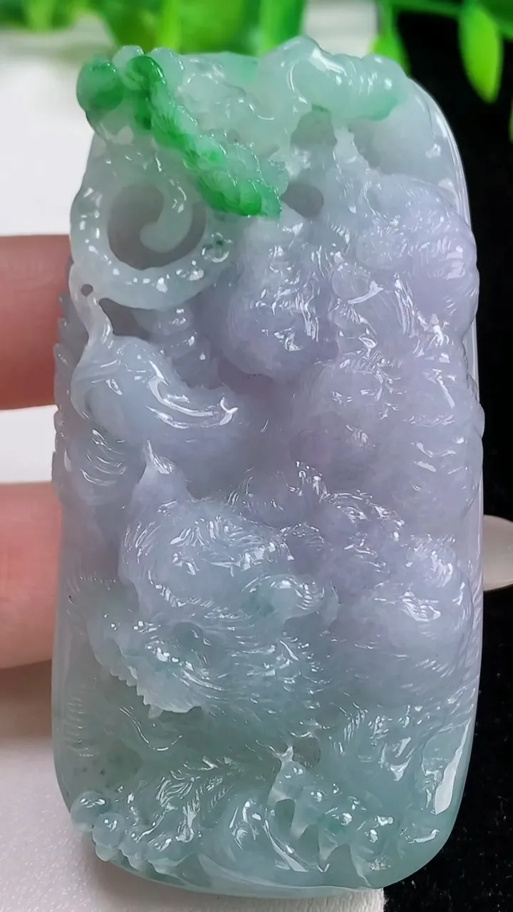 天然A货翡翠春带彩 紫罗兰生肖虎 虎牌吊坠，尺寸72.6-37-12，重量:66.97g
10月14日