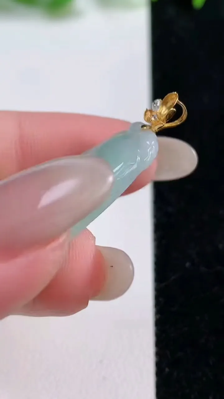 天然A货翡翠如意吊坠，尺寸32.5-18-4.3，重量:5.56g
10月14日