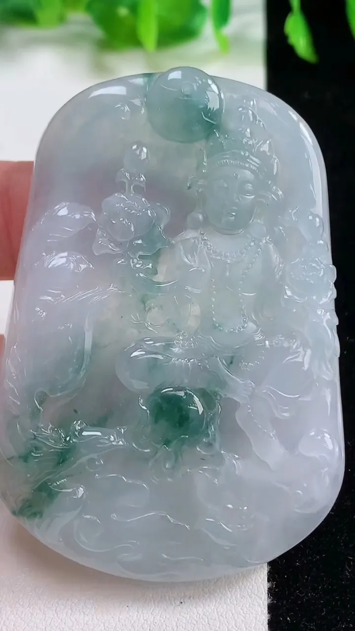 天然A货翡翠种飘花大势至观音菩萨吊坠，尺寸63.2-44-6.2，重量:34.64g
10月14日