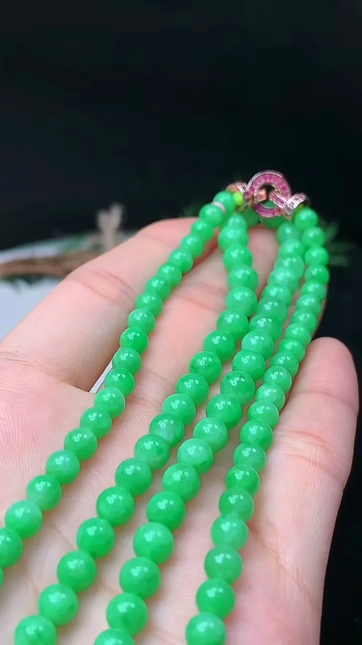 天然A货翡翠圆珠项链，尺寸5-115颗，重量:30.64g
10月14日