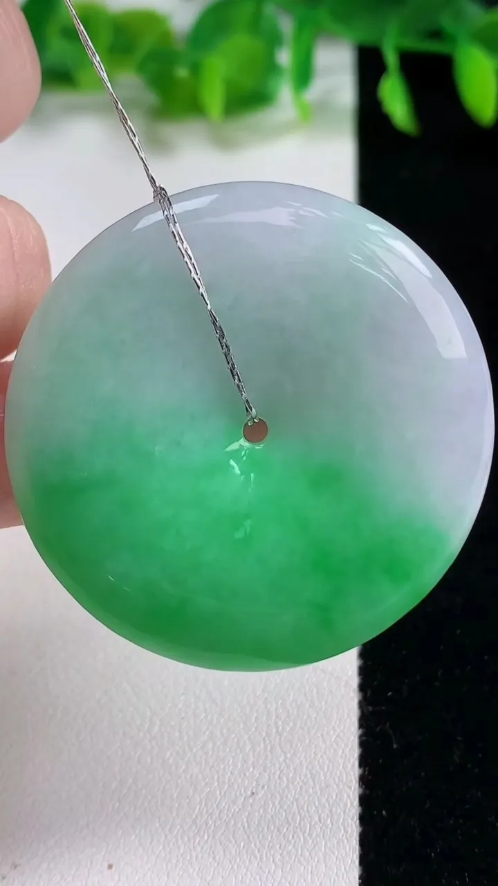 天然A货翡翠平安扣吊坠，尺寸42.6-5.8，重量:22.25g
10月14日