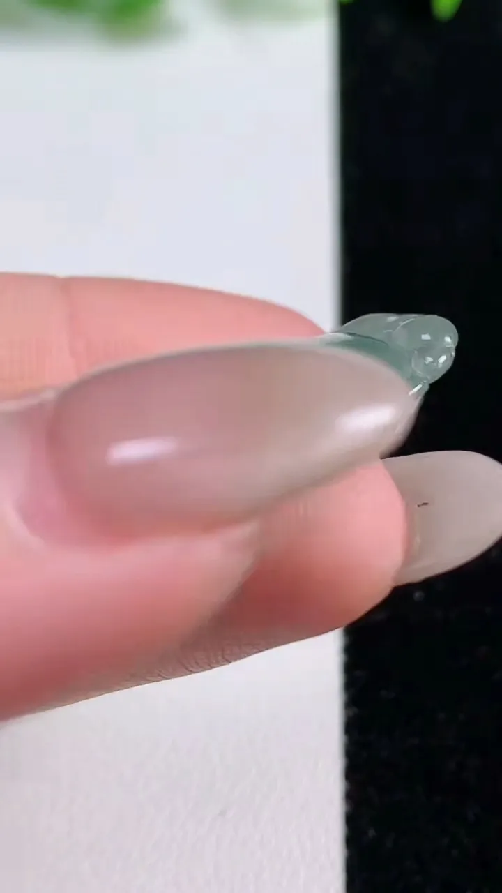 天然A货翡翠如意吊坠，尺寸34.5-22.2-5.3，重量:6.35g
10月14日