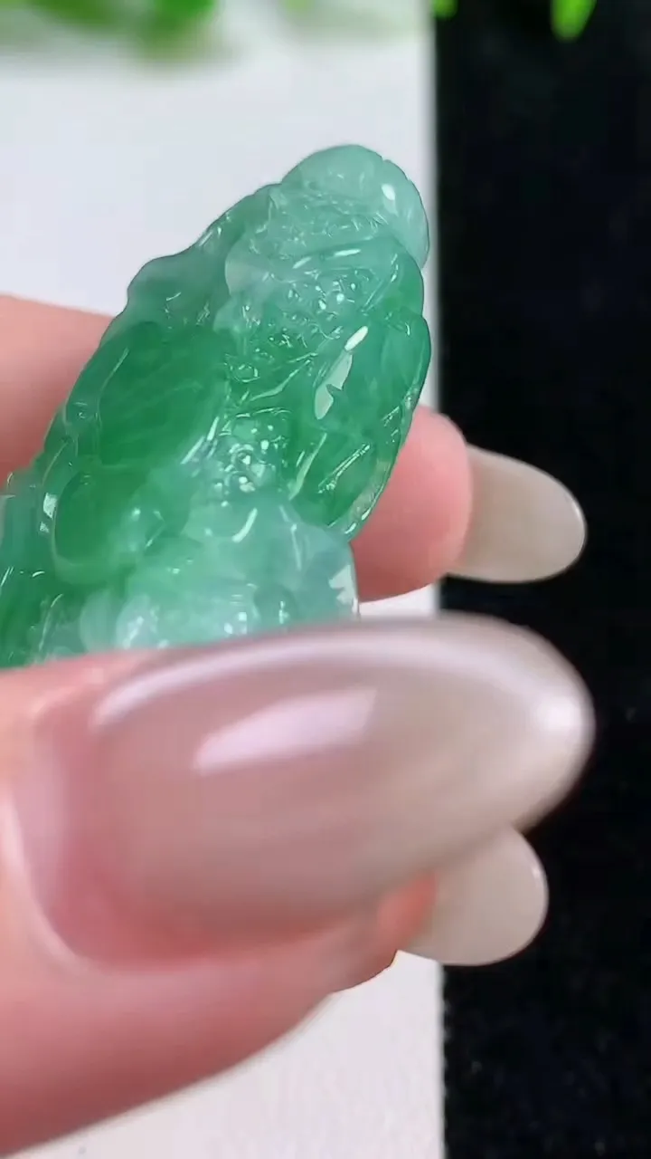 天然A货翡翠寿桃吊坠，尺寸45-25.5-12，重量:22.86g
10月14日
