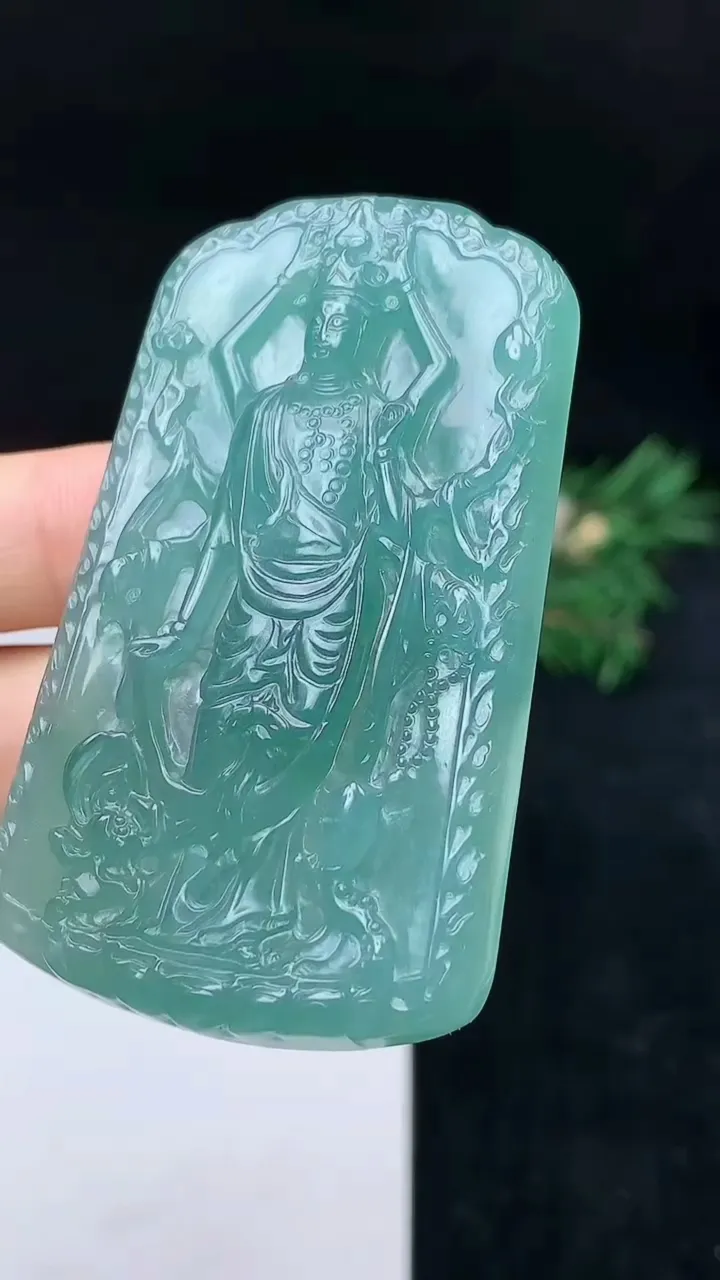 天然A货翡翠蓝水千手观音吊坠，尺寸62-37.7-6.2，重量:32.01g
10月14日