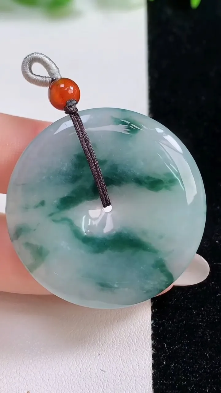 天然A货翡翠冰种飘花平安扣吊坠，尺寸38.7-5，重量:17.05g
10月14日