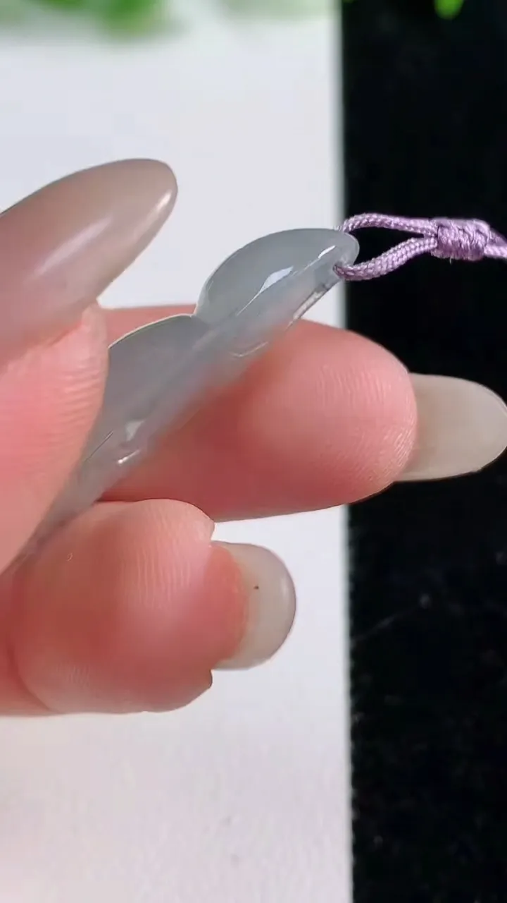 天然A货翡翠福豆吊坠，尺寸35.2-15.3-5.5，重量:4.98g
10月14日