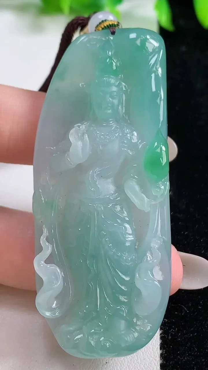 天然A货翡翠大势至观音菩萨吊坠，尺寸65.4-27-11.6，重量:41.60g
10月14日