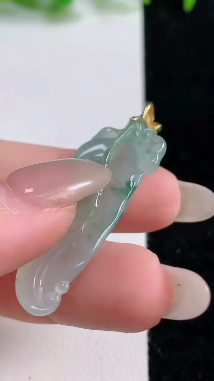 天然A货翡翠种飘花金枝玉叶 叶子吊坠，尺寸37.5-12.3-4.8，重量:5.07g
10月14日