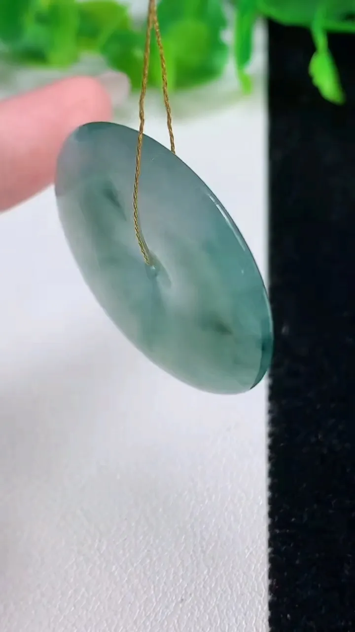 天然A货翡翠冰种飘花平安扣吊坠，尺寸33.7-5.2，重量:12.85g
10月14日
