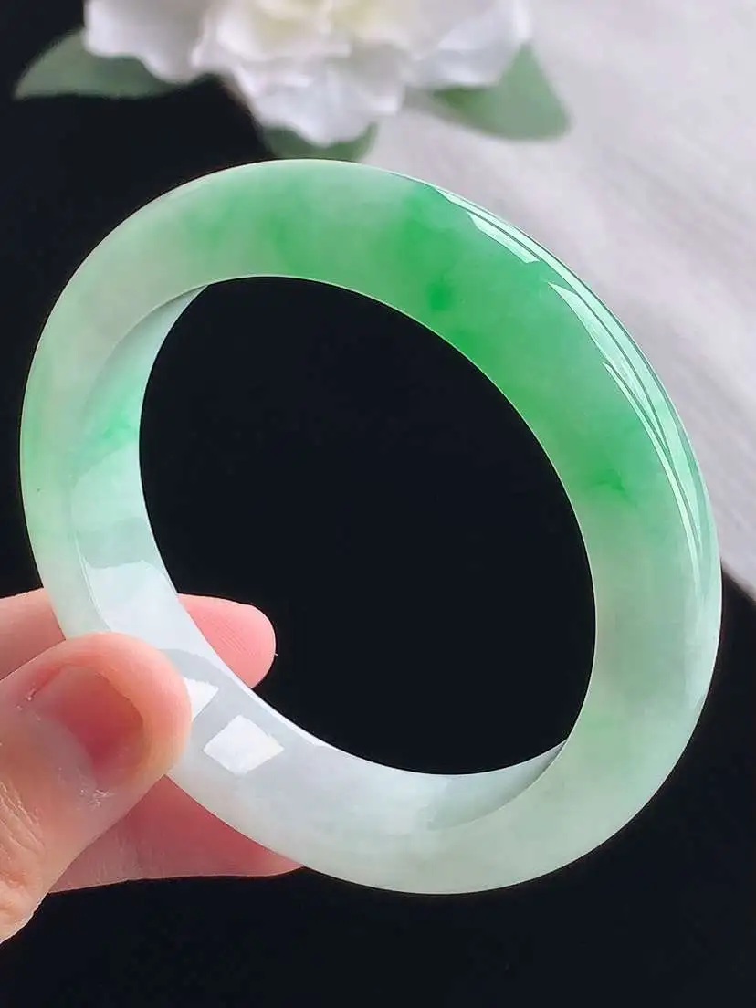 a货翡翠老坑冰种飘绿正装正圈手镯53-54圈口  尺寸53.6×12×8.3mm 重量57.50g 