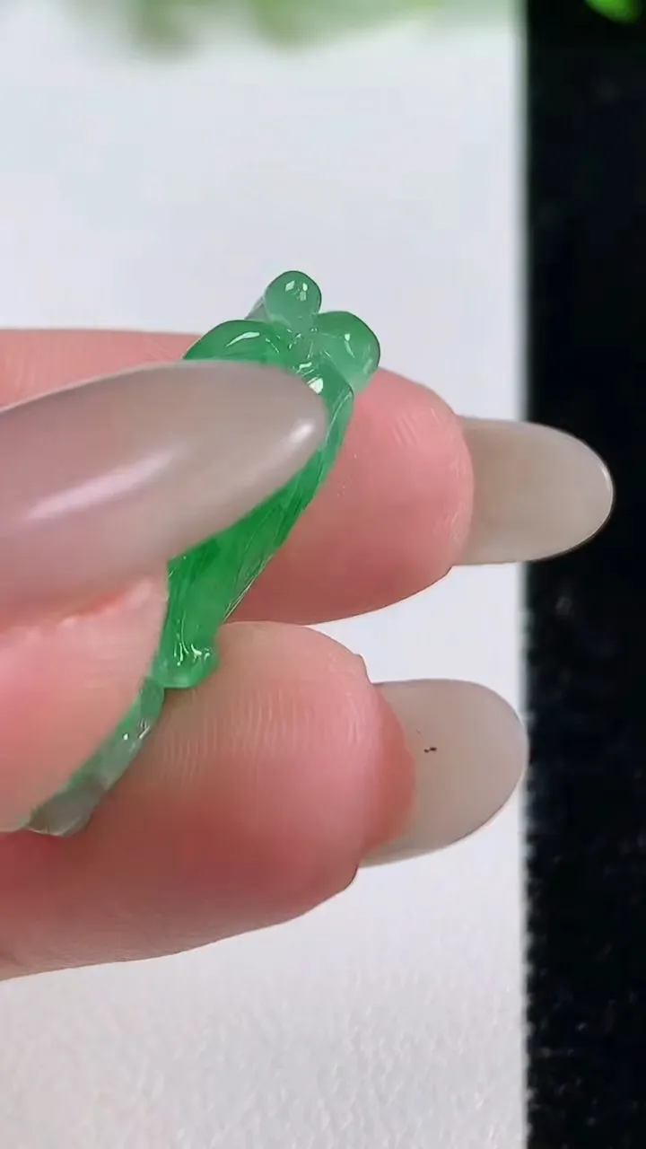 天然A货翡翠白菜吊坠，尺寸27.3-12.6-7.7，重量:5.39g
10月14日