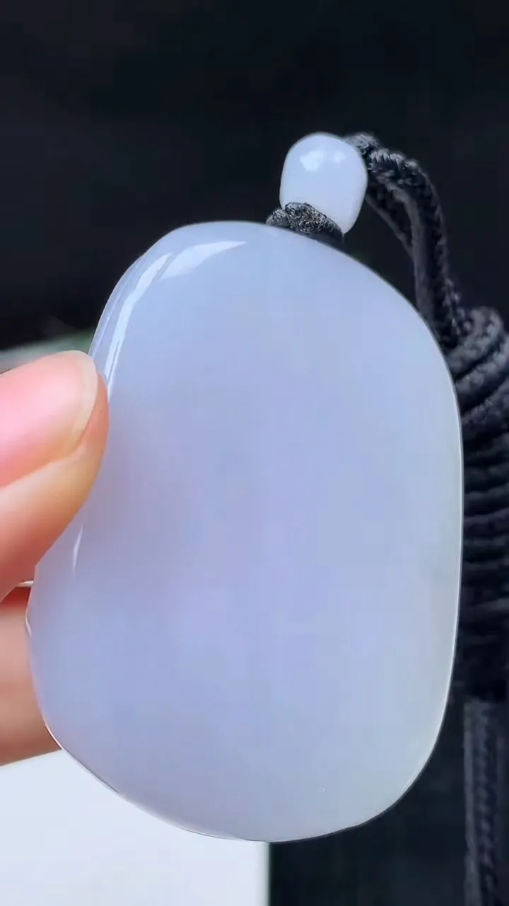 天然A货翡翠白冰一念之间吊坠，尺寸48.5-36.6-12.6，重量:54.00g
10月14日